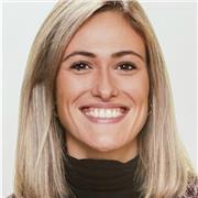 Maestra titulada en Educación Infantil especializada en Necesidades Educativas Especiales.